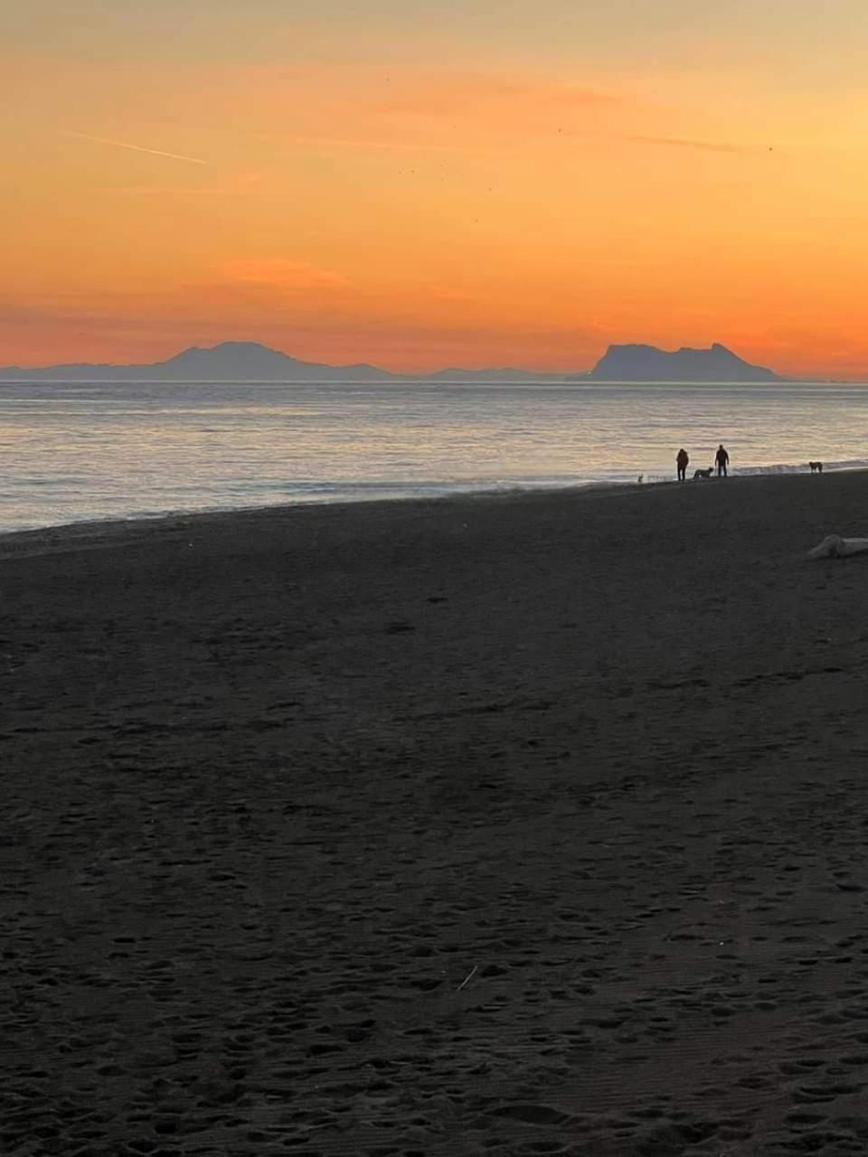 Apartment Beachfront Accommodation Estepona Dış mekan fotoğraf